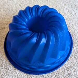 10" Blue Silicone Bundt Cake Mold & Pan